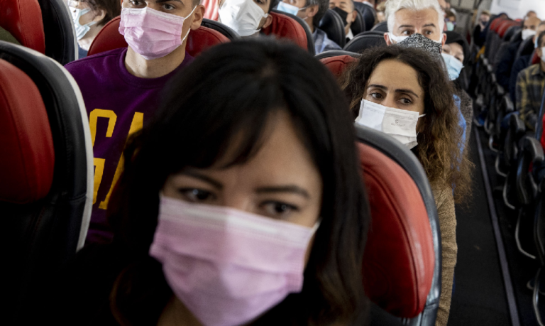 Maske takmayan yolcu nedeniyle uçak kalktığı piste geri döndü