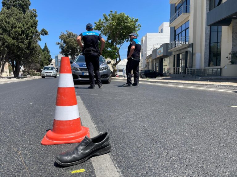 Mrieħel’de E-Scooter Sürücüsüne Çarpan Araç, Sürücüyü Yaralayarak Olay Yerinden Kaçtı!