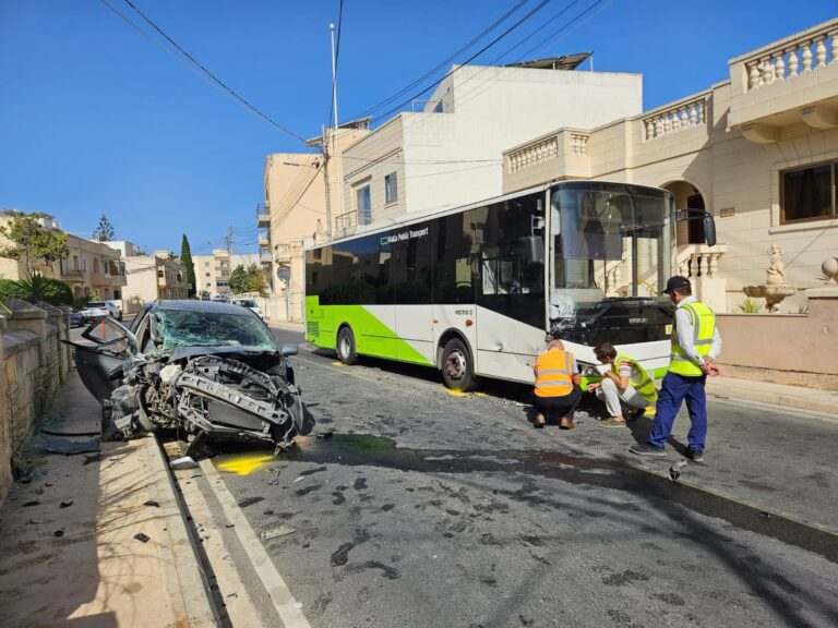 Rabat’ta Trafik Kazası: Otomobil ile Otobüs Çarpıştı, 22 Yaşındaki Sürücü Yaralandı