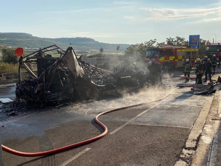 Għadira Bay’de Çıkan Şiddetli Yangın, Çift Katlı Otobüsü Kül Etti