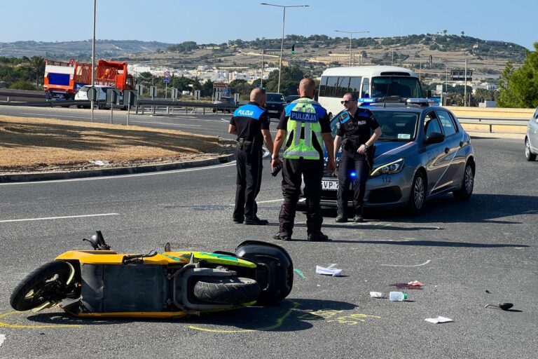 Salina Sahil Yolu’nda meydana gelen trafik kazasında bir kadın yaralandı.